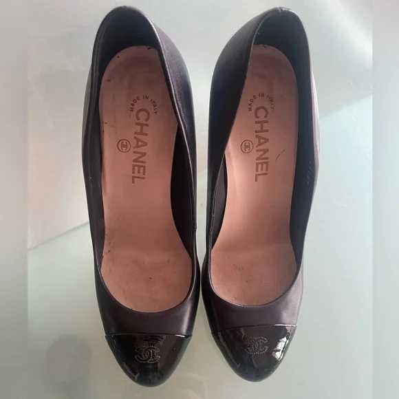 Chanel interlocking logo pumps